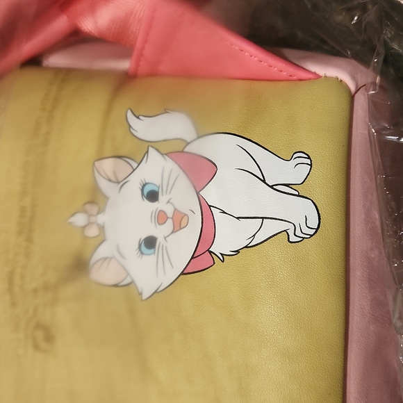 NWT Disney Loungefly Aristocats Marie sweet Cupcake mini backpack 🧁 SO CUTE 😍